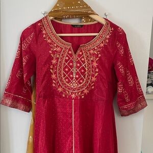 Indian Aurelia women’s Dress in Red and Gold size small